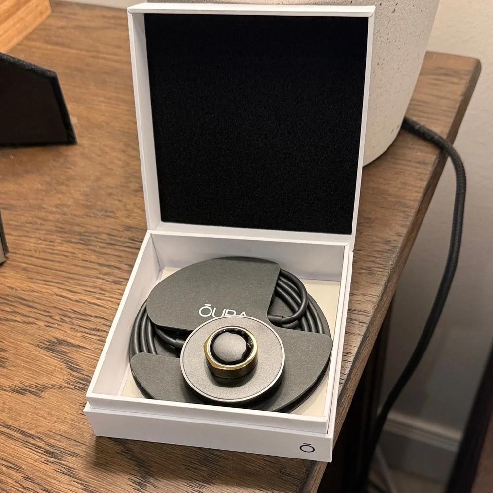 Oura Ring Gen3 in Heritage Gold with Charger in Sleek Black